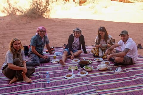 Excursión en jeep de medio día con paseo en camello y alojamiento en el campamento (todas las comidas incluidas)