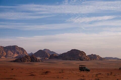4 timers Jeep-tur i Wadi Rum med beduinguide. Inkludert lunsj, vann og te