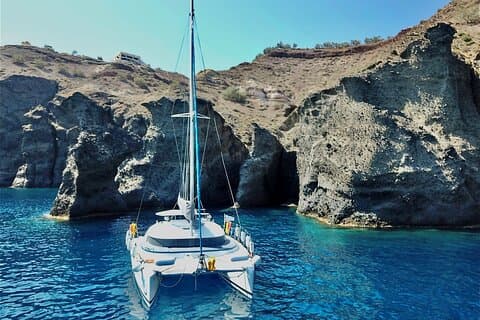 Santorini: Cruzeiro de catamarã de pequeno grupo premium com comida/bebida