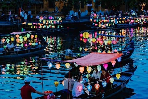 ベトナムのマーブル マウンテンとホイアン エンシェント タウン ツアー