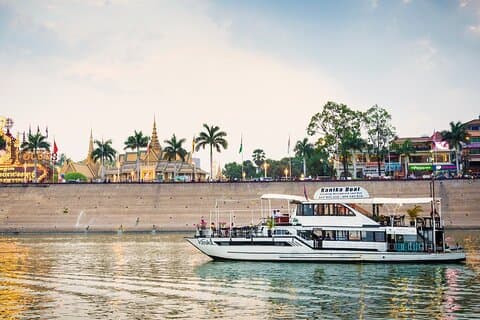 4-gangen Mekong River Dinner Cruise met Kanika Boat
