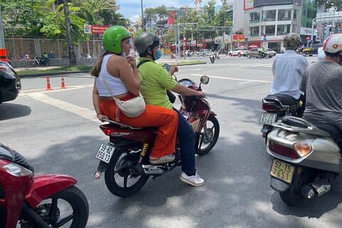 バイクとスクーターで行くおはようサイゴンツアー