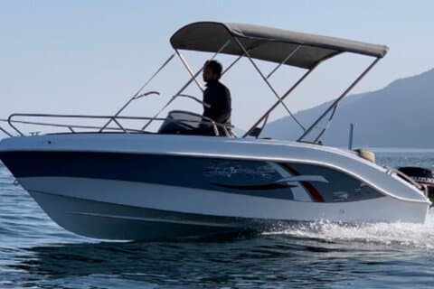 Aluguel de barco Subacco por 3 horas no Lago Como