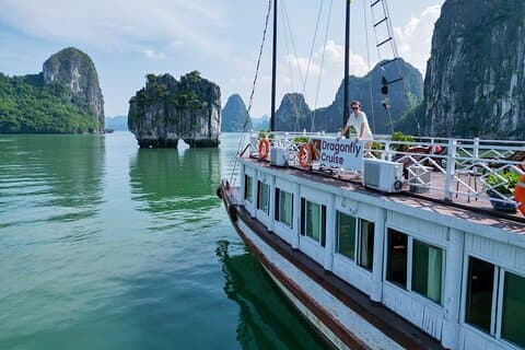 Halongöarna, grottor, kajak, lunchdagstur w Dragonfly Cruise