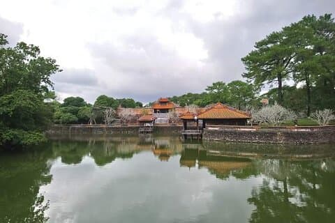 Hue Royal Tombs Tour halv dag