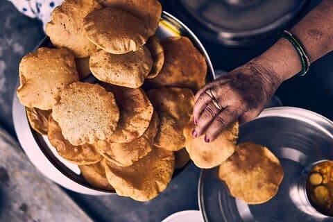 地元の家族と一緒にインドの伝統的な料理教室を体験