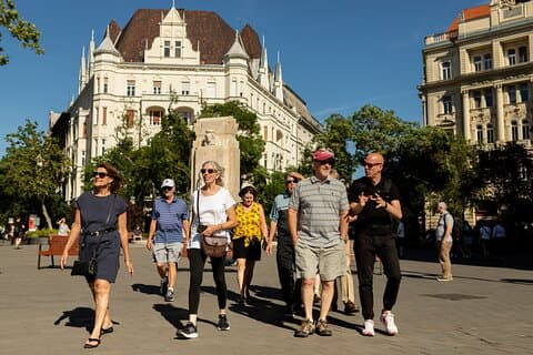Paseo por el centro de Budapest con pastel de chimenea y pase de metro