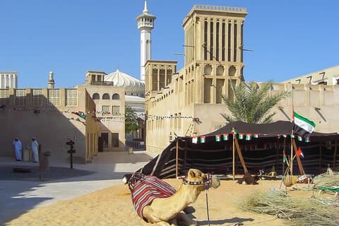 Dubai ao meio-dia em espanhol, português