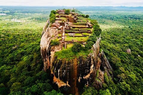 キャンディ発ミンネリヤ・シギリヤとダンブッラへのプライベート日帰り旅行
