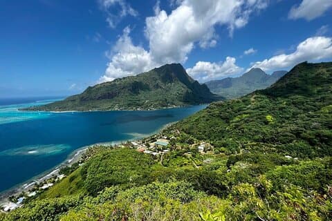 Discovering Moorea from Tahiti in 4x4 with the Ferry Terevau