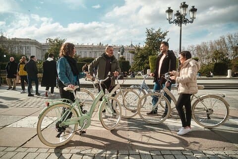 Madrid : tour guidato in bici d'epoca dei punti salienti della città