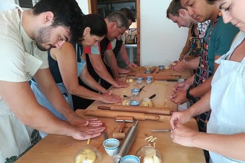 Aula de culinária de massas e almoço no Lago de Garda
