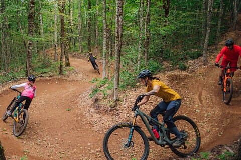 Fun Mountain Bike andando em trilhas em Maui Hawaii!
