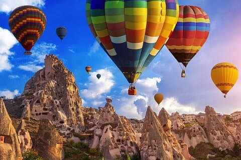 Cappadocia Luftballongflyg över Fe Skorstenar Och Goreme