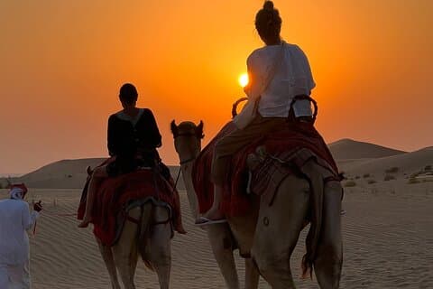 Ørkensafari Abu Dhabi med sandboarding, kameltur og grillmiddag