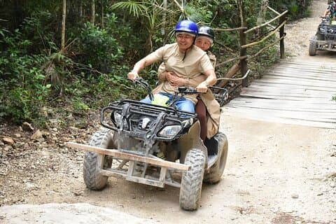 シェア ATV ツアー ジップ ラインとセノーテ、食事付き
