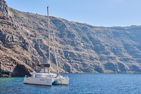 Santorini : Crucero de lujo en catamarán con barbacoa de pescado fresco & bebidas