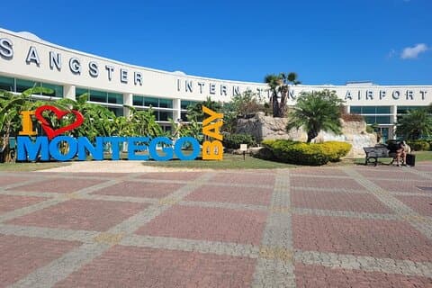 Traslado privado hacia o desde el aeropuerto internacional Sangster y Montego Bay