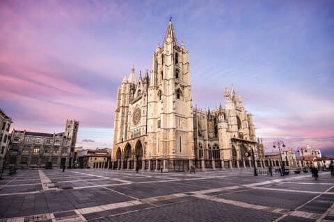 León’s Enchanting Streets Stroll : Romantic Private Walking Tour
