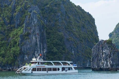 Excursion Premium d'une journée dans la baie d'Halong : Limousine, île, plage et grotte
