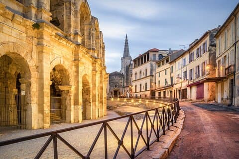 Viagem de dia inteiro às aldeias de Arles, Les Baux e Saint-Remy saindo de Aix