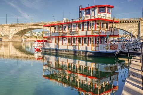 Croisière cocktail au coucher du soleil sur le bateau à aubes du lac Havasu