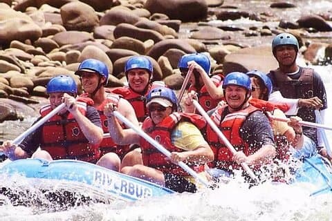 Tour de um dia de rafting aquático do rio Kiulu saindo de Kota Kinabalu