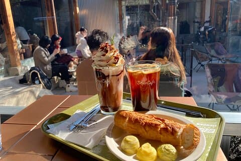 Verborgen cafés verkennen in het dorp Bukchon Hanok