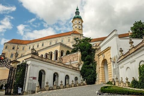 Transfer van Praag naar Wenen met optionele tussenstop in Mikulov