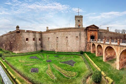 Spring køen over Montjuïc Castle Tour med en svævebanetur