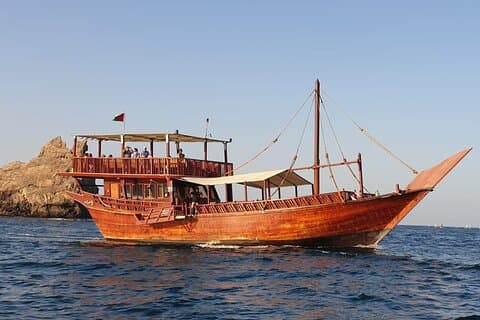 Omansk traditionell Dhow-kryssning: solnedgång och utsikt över Muscats kust