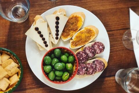 Delicie-se em Córdoba: Degustação de vinhos locais e tapas