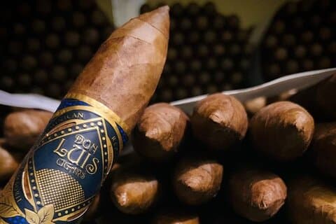 Enrolla tu cigarro a mano