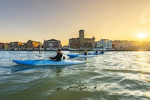 Tour in Kayak al Tramonto a Venezia: Alla Scoperta dei Canali della Città