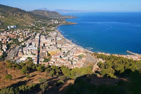 Cefalú: La Rocca Archaeological Park Guided Hiking Tour
