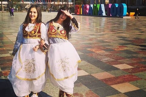Visite privée d'une demi-journée à Tirana, histoire et déjeuner traditionnel