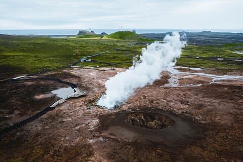 Reykjanes Explorer: Airport Transfer with Sightseeing Adventure