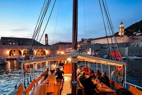 Croisière au coucher du soleil et cocktail à bord autour de Dubrovnik