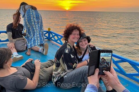 Halber Tag Kompong Pluck Stelzenhausdorf auf Tonle Sap und Sonnenuntergang