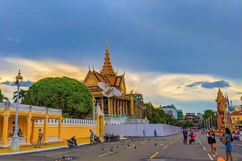 Koh Dach Silk Island en Phnom Penh volledige dag privétour