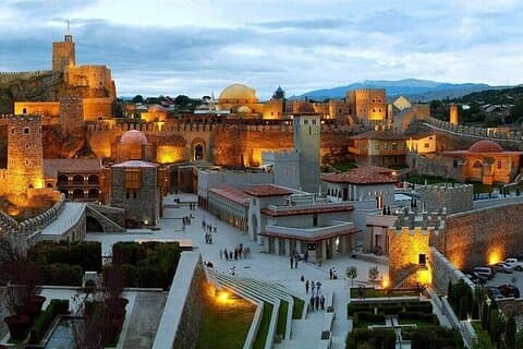 Tour privato di un'intera giornata a Vardzia, Rabati e Borjomi con guida