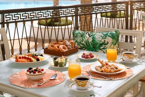 Petit-déjeuner buffet luxueux avec accès à la piscine du Palazzo Versace