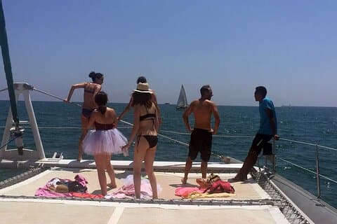 Tageskreuzfahrtparty mit Mittagessen und Cocktail am Meer in Valencia