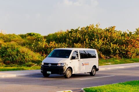 Privater Flughafen Cancún (CUN) Transport von/nach Tulum
