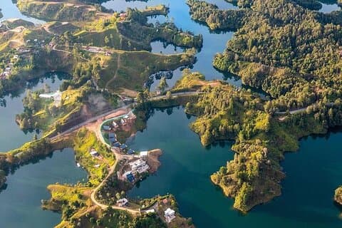 Guatapé-Ganztagestour – Piedra del Peñol mit Mahlzeiten und Bootstour