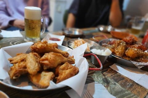 Seúl: Tour nocturno coreano de pollo y cerveza con joyas locales escondidas