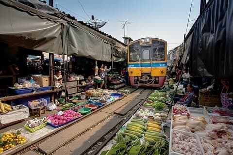 Visite du marché ferroviaire d'une demi-journée et du marché flottant de Damnoen saduak