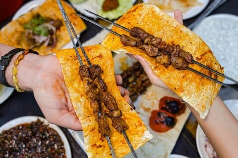 Traditionele smaken tijdens een privérondleiding over eten en cultuur in Istanbul