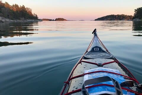 Sole di mezzanotte Kayak nell'arcipelago di Stoccolma - micro gruppo