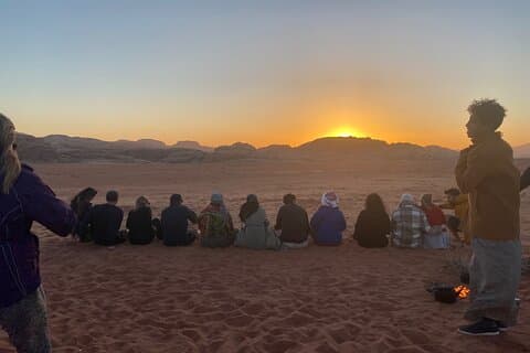 Esplora Wadi Rum: tour in jeep, pernottamento e colazione e cena